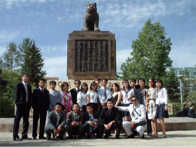 新モンゴル高等学校での、卒業式の記念写真