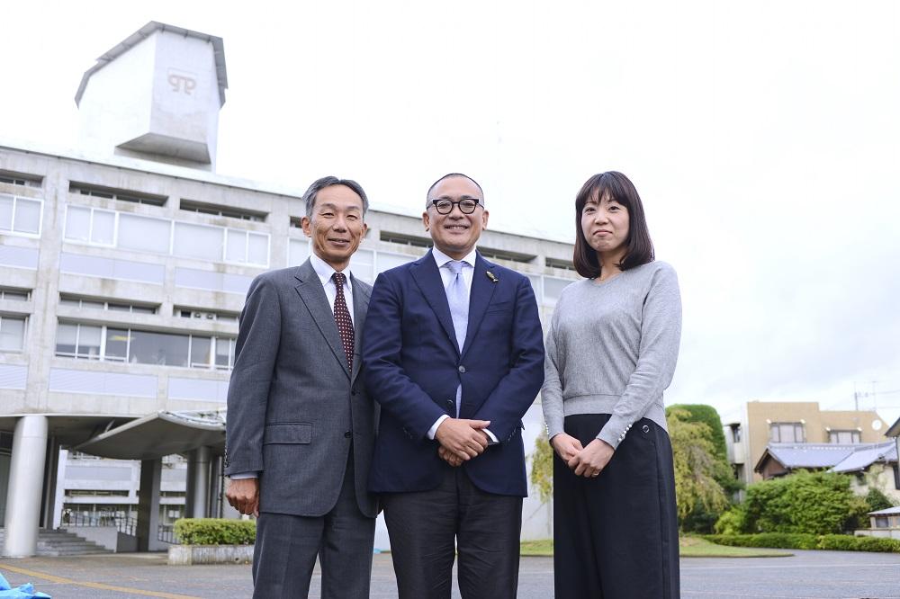 左から岡﨑守夫校長、軽部大教授、藪麻智子進路指導主事