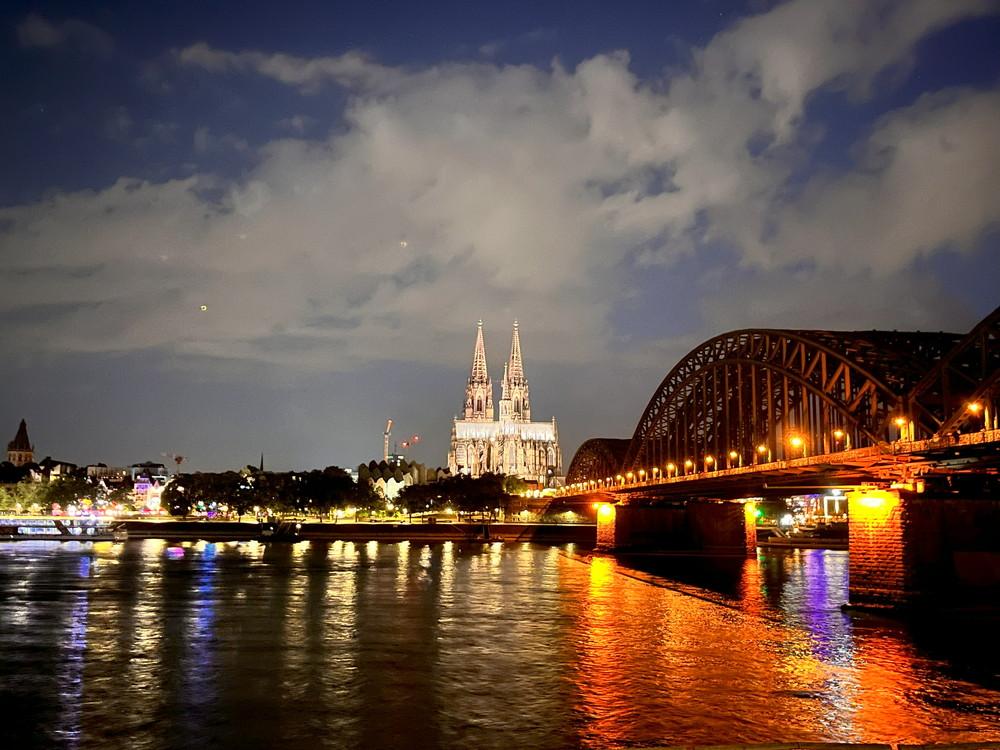 画像：ケルン大聖堂とホーエンツォレルン橋の夜景