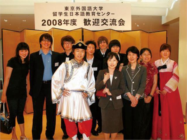 6年前に来日した際に、最初の1年間を送った東京外国語大学でのクラスの仲間と先生とともに。この日は、民族舞踊を披露した
