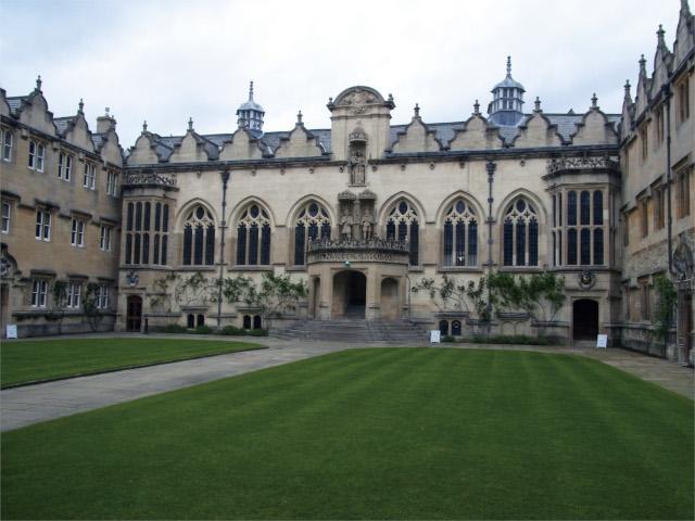 オックスフォード大学・オリエルカレッジの校舎の写真