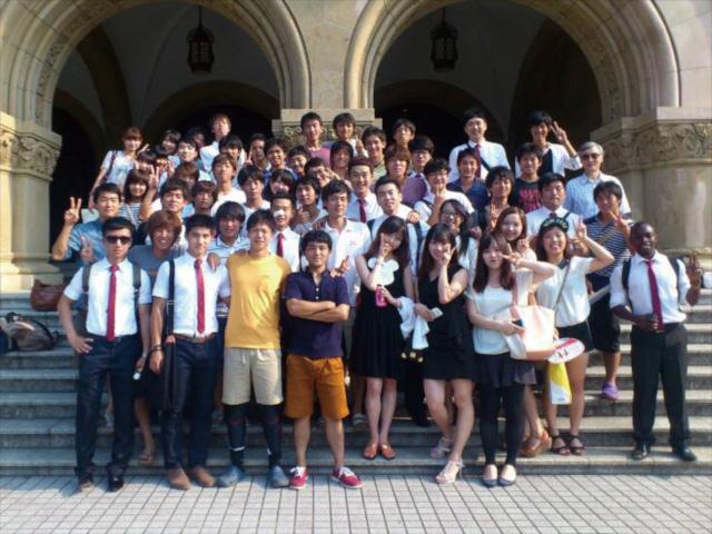 ソウル大学校の学生との集合写真