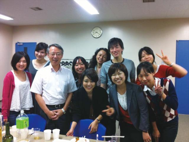 ゼミの小川先生とEuro-Asia Summer Schoolの学生と集合写真